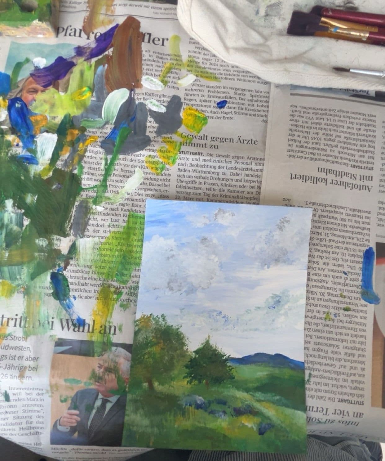 Landschaftsmalerei auf einem Tisch mit Farben