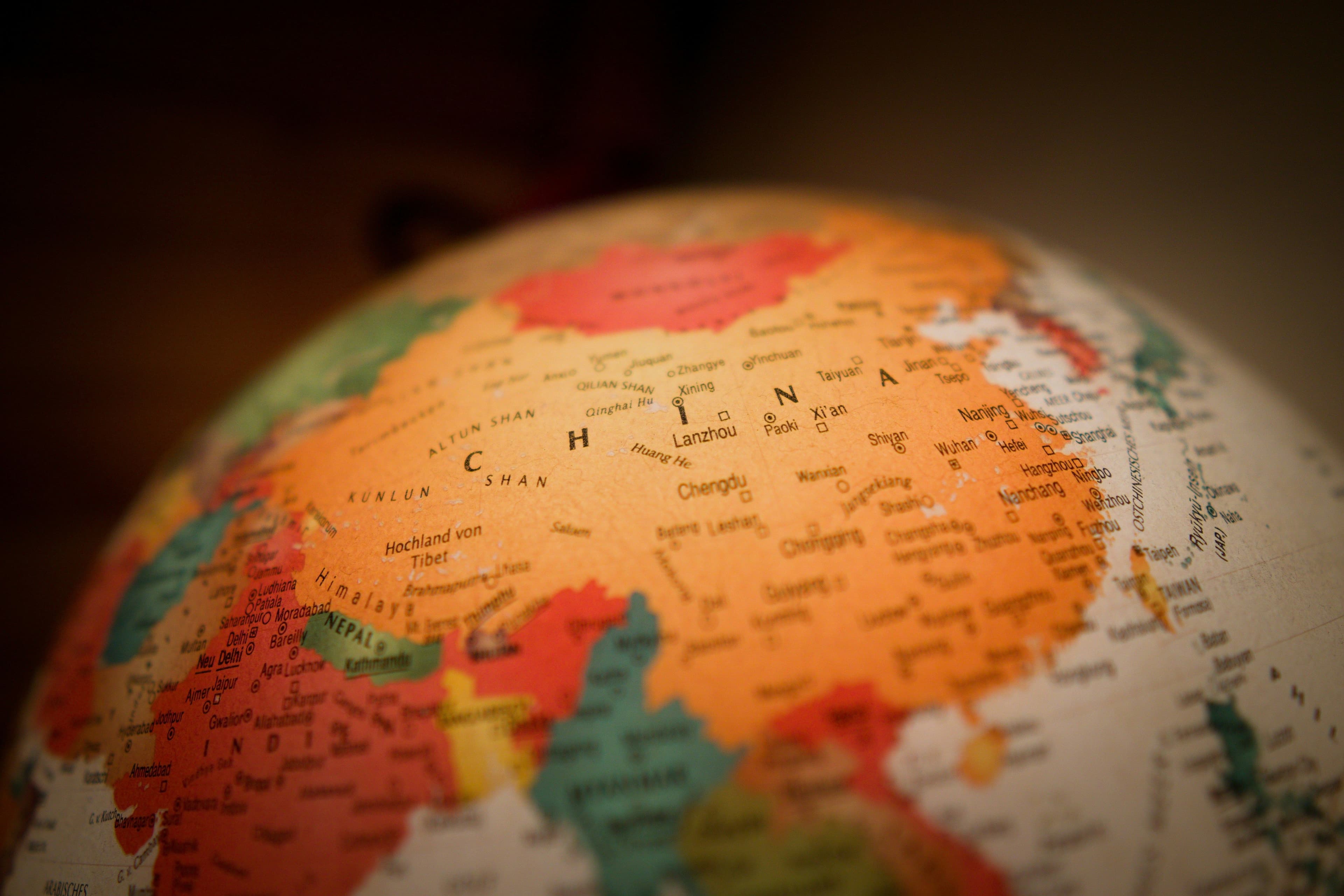 Ein Globus mit China ist sichtbar