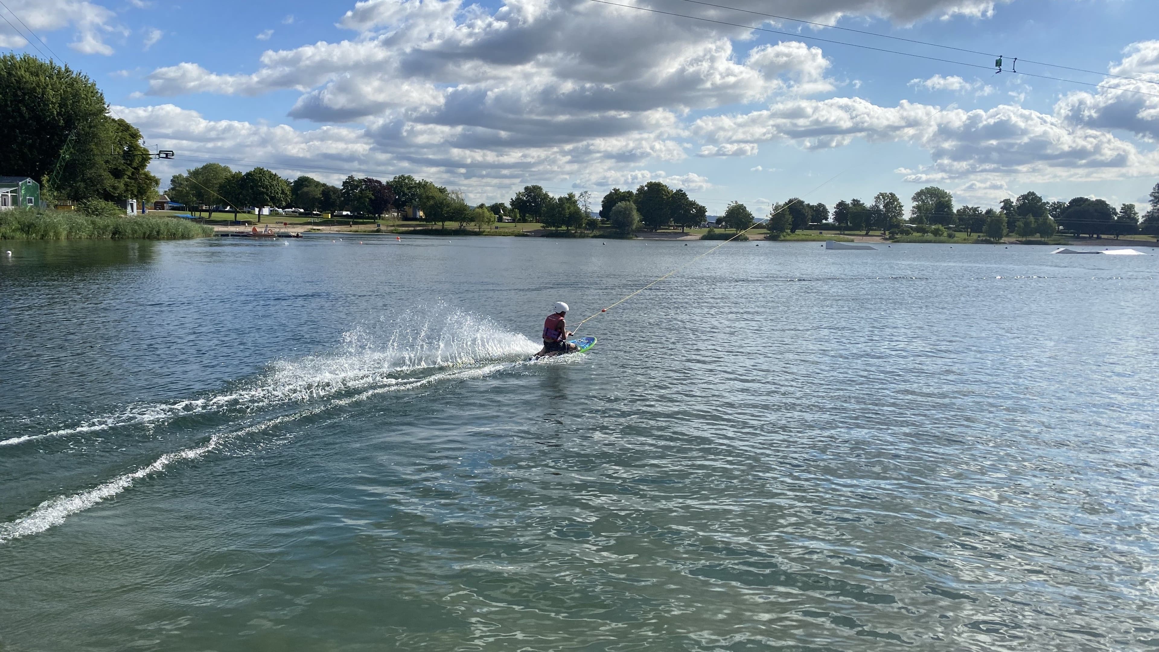 Eine Person fährt auf einem See Wasserski